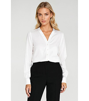 Дамска риза в цвят екрю снимка