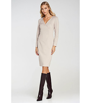 Бежова рокля с дълъг ръкав снимка