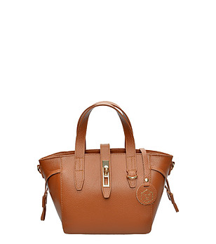 Дамска чанта в цвят коняк от естествена кожа снимка