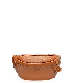 Дамска чанта в цвят коняк от естествена кожа снимка