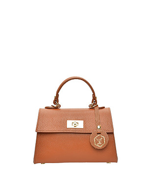 Малка кожена трапецовидна чанта в цвят коняк  снимка