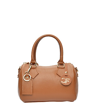 Кожена дамска чанта в цвят коняк снимка