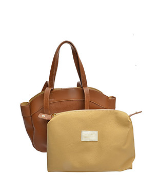 Кожена чанта за рамо в цвят коняк с несесер снимка