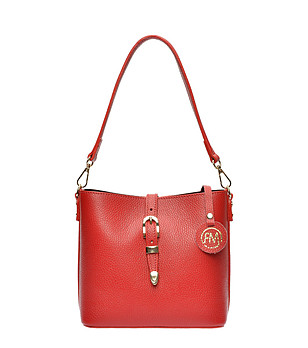 Червена кожена чанта снимка