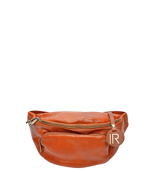 Дамска кожена чанта за кръста в цвят коняк снимка