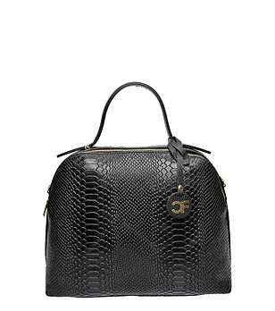 Черна дамска кожена чанта с кроко релеф Esmeralda снимка