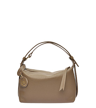 Дамска кожена чанта за рамо в цвят таупе снимка