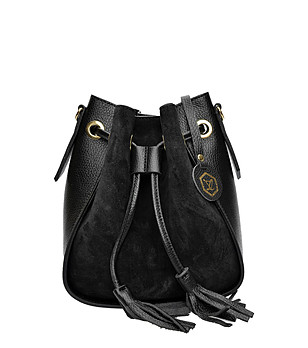 Черна дамска чанта от естествена кожа и велур снимка