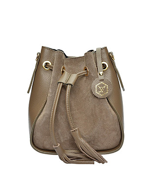 Дамска чанта в цвят таупе от кожа и велур снимка