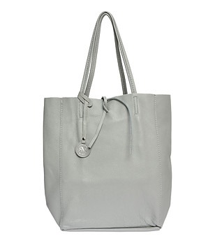 Дамска кожена чанта в сив нюанс снимка