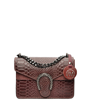 Дамска кожена чанта в бордо със змийски релеф снимка