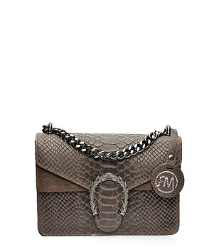 Кафява дамска чанта през рамо със змийски релеф снимка