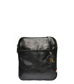 Черна дамска кожена чанта през рамо  снимка