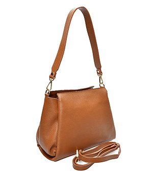 Дамска кожена чанта в цвят коняк снимка