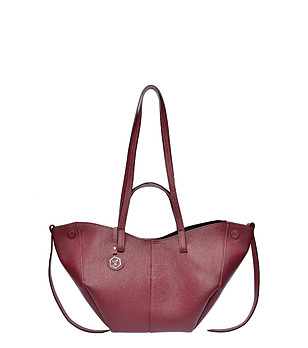 Дамска кожена чанта в бордо с нестандартен дизайн снимка