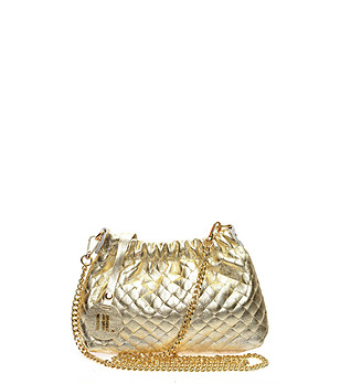 Дамска кожена чанта през рамо в златисто снимка