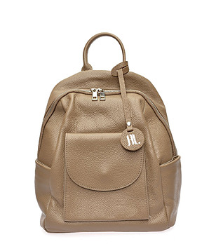 Дамска кожена раница в цвят таупе снимка