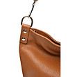 Кожена дамска чанта в цвят коняк-3 снимка