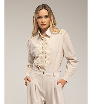Светлобежова дамска памучна риза с бродерия снимка