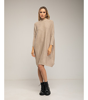 Рокля в бежово от фино плетиво снимка