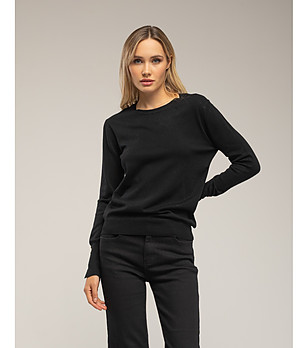 Дамски тънък пуловер в черно снимка