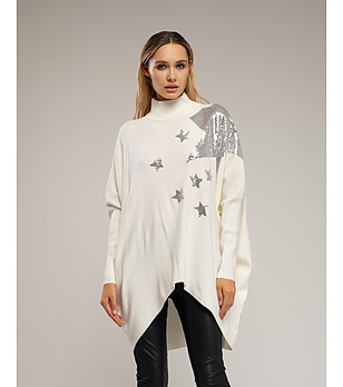 Дамски асиметричен пуловер в екрю с декорация снимка