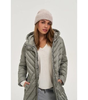 Дамска шапка в светлобежово снимка