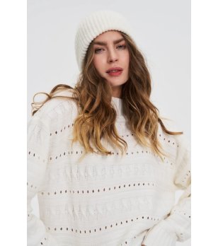 Дамска бяла зимна шапка снимка
