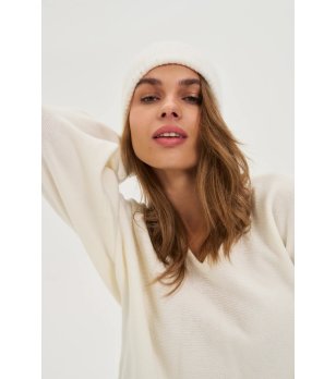 Дамска зимна бяла шапка снимка