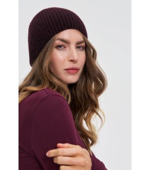 Дамска зимна шапка в бордо снимка