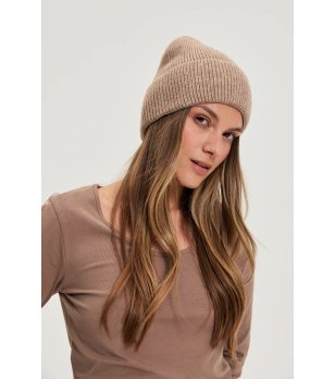 Дамска тъмнобежова шапка с рипсена плетка снимка