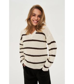 Дамски бежов пуловер на черни райета снимка