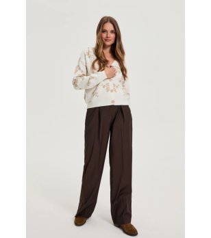 Дамска жилетка в цвят слонова кост с бежови флорални мотиви снимка