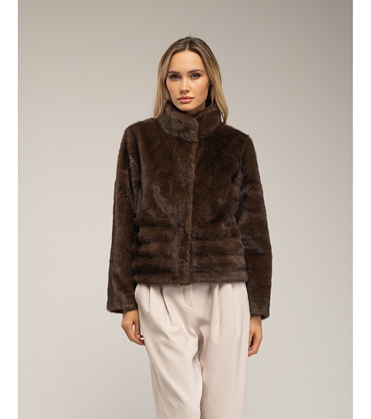 Кафяво дамско пухкаво късо палто снимка