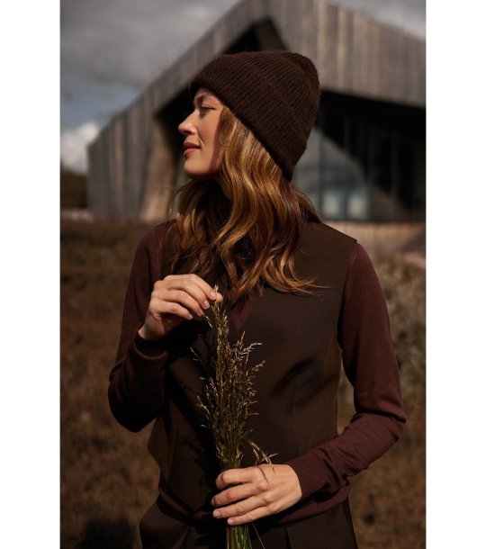 Дамска кафява шапка с рипс снимка