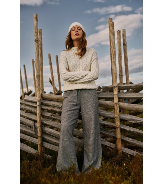 Дамска шапка в цвят слонова кост с рипсена плетка снимка