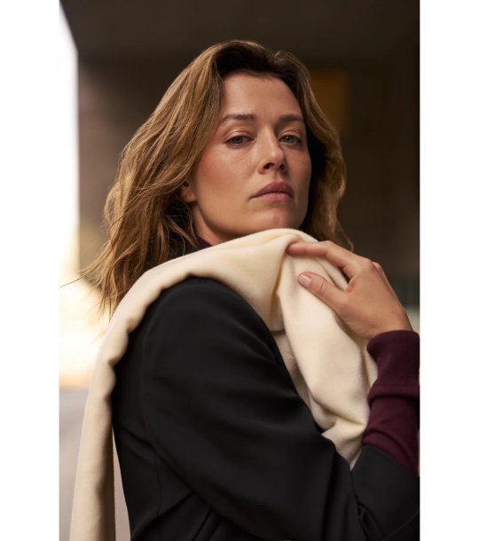 Дамски шал с ресни в цвят слонова кост снимка