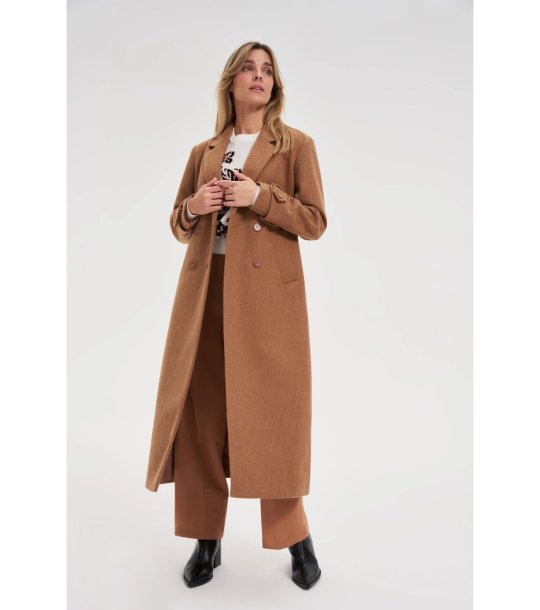 Дълго кафяво дамско палто снимка