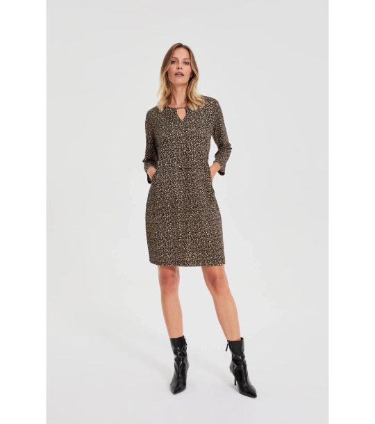 Черна рокля с принт снимка