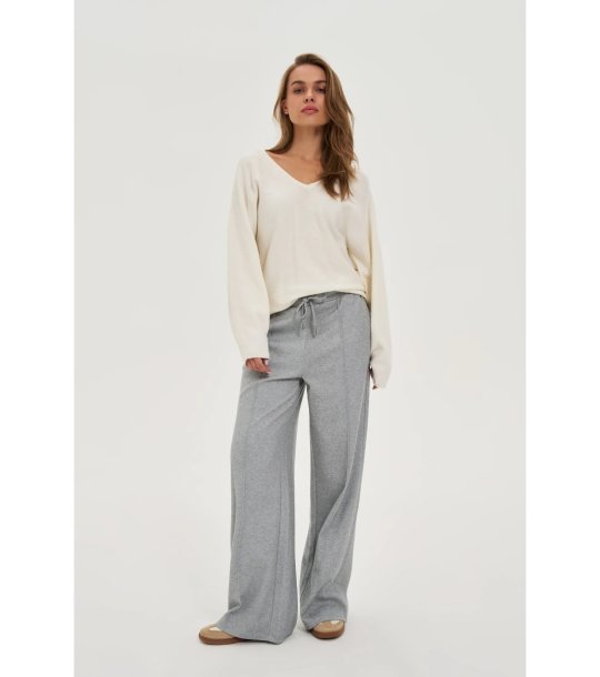 Дамски пуловер в цвят слонова кост снимка