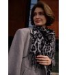 Дамски шал в сиво и черно с леопардов принт-1 снимка