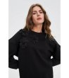 Черна дамска блуза с декоративни цветя-3 снимка