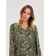 Дамска блуза в зелено с флорален принт-3 снимка