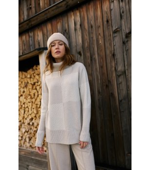 Дамски бежов пуловер с поло яка снимка