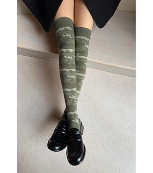 Дълги чорапи в маслинено зелено 100 DEN ARMY с нестягащ ластик снимка