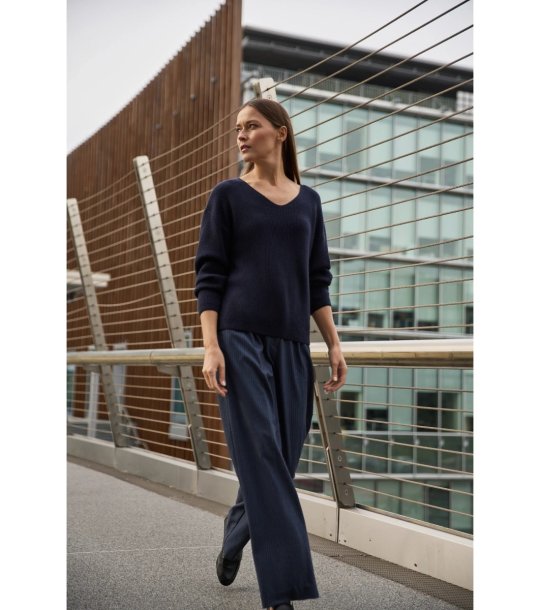 Дамски пуловер в тъмносиньо снимка