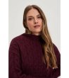Дамски пуловер с плетеници в бургунд-4 снимка