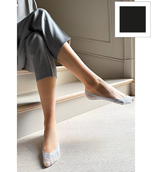 Дамски черни чорапи терлици SARA със силиконова пета снимка