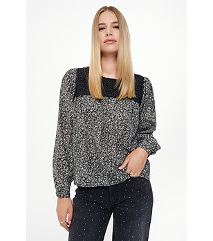 Дамска блуза в черно и бяло с дантелена платка снимка