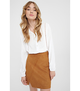 Дамска бяла риза с копчета и ажурни ленти снимка